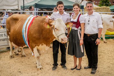 Siegerehrung bei der Kreistierschau in Roden gemeinsam mit der Bayerischen Milchprinzessin Eva Maria Bäuml