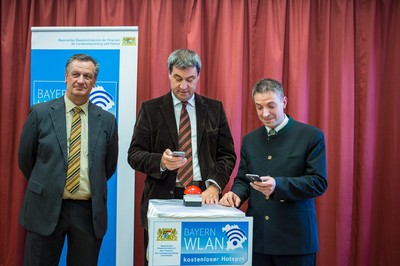 Freischaltung des WLAN-Hotspots in Hafenlohr mit Staatsminister Dr. Markus Söder und Eberhard Glaab (Leiter des Vermessungsamts Lohr)