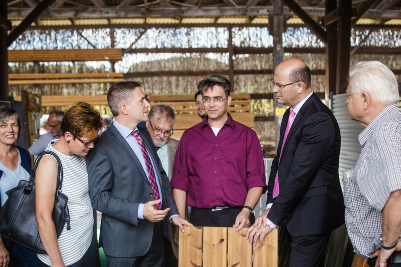 Heimatminister Albert Füracker zu Gast bei Holz Kretz in Heßdorf